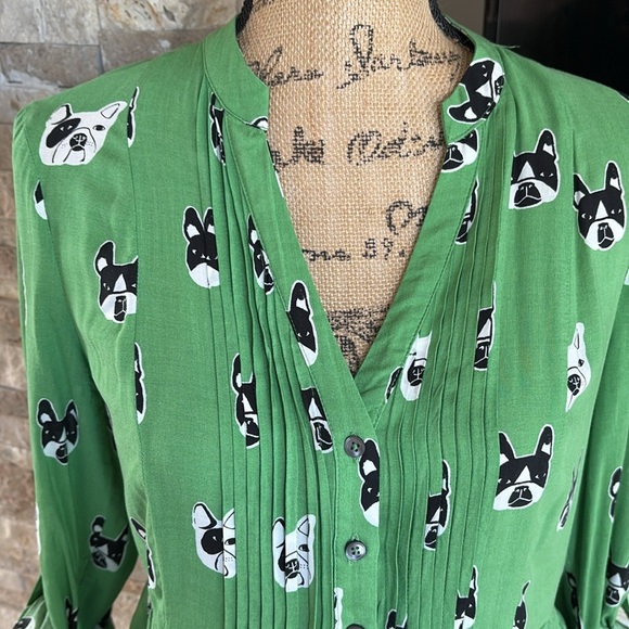 Maeve Anthropologie green composed pin-tuck button down Frenchie Bulldog shirt - Picture 4 of 16